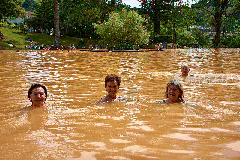 “Terra Nostra”公园里的黄色温泉